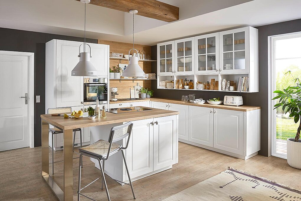 Weiße Küche mit Holz kombinieren