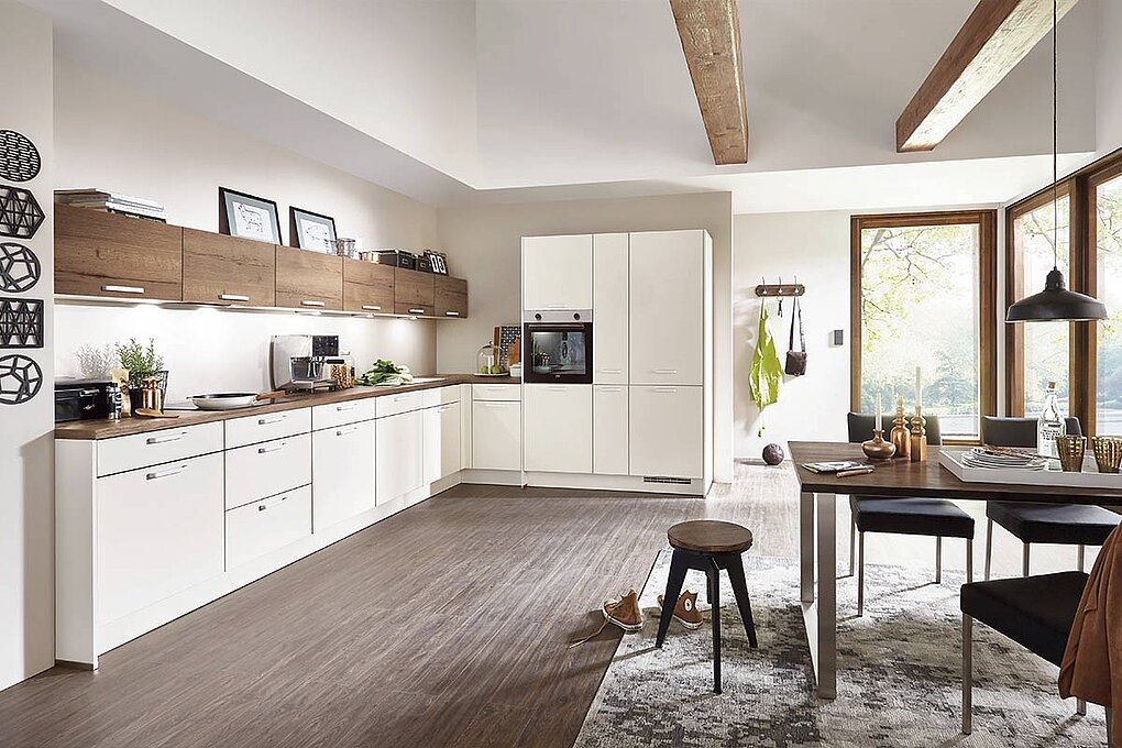 Welche Bodenfarben solltest du für die weiße Küche wählen? Holz, Fliesen oder andere Materialien?