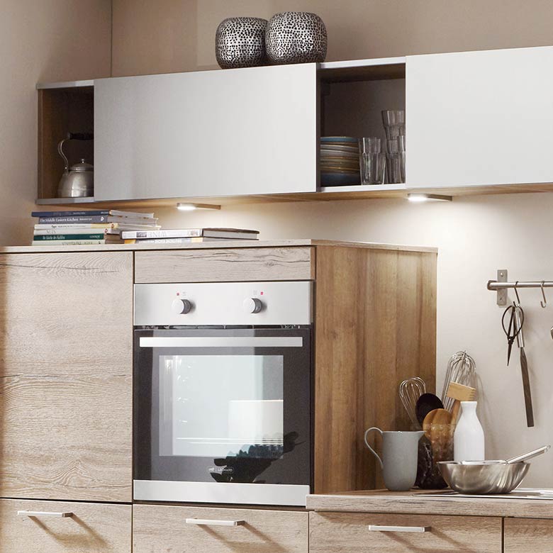 REDDY Küchen - Wood & Steel | Hochwertige Küchenzeile in modernem Holzdekor mit Stahl-Elementen.